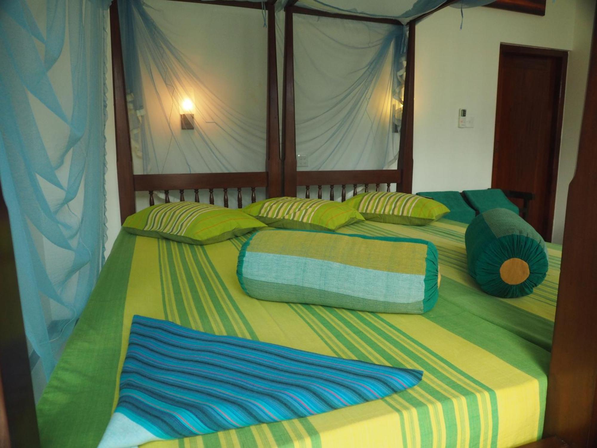 Main Reef Guest House Хіккадува Екстер'єр фото
