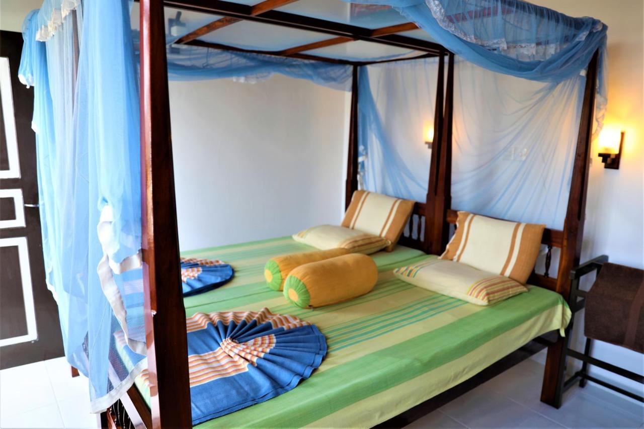Main Reef Guest House Хіккадува Екстер'єр фото